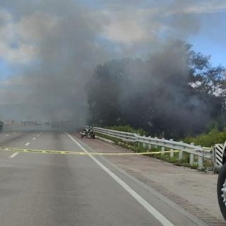 Pipa cargada de combustible vuelca y explota en la autopista México-Puebla