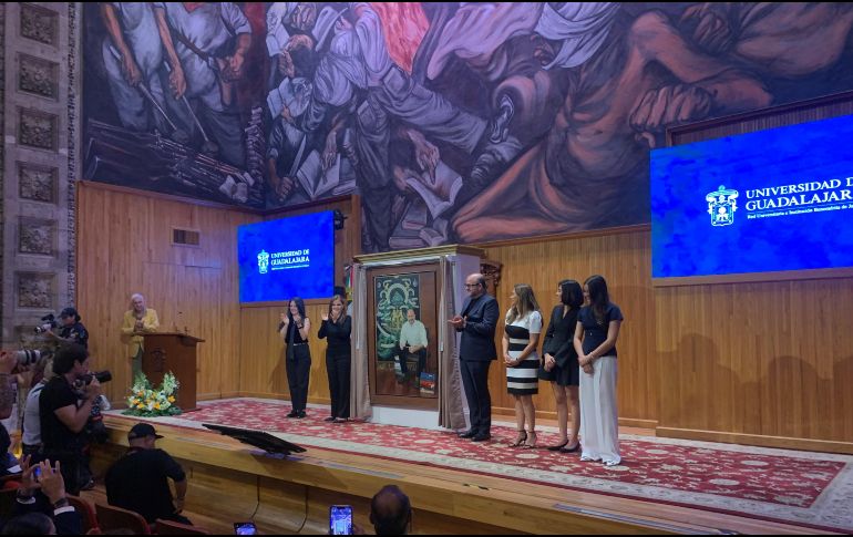 El cuadro, pintado por la artista tapatía Patricia Sánchez Saiffe, expone al ex rector en una postura cercana, presente y abierta al diálogo con la comunidad universitaria. EL INFORMADOR/ O. González.