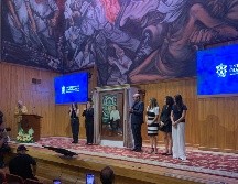 El cuadro, pintado por la artista tapatía Patricia Sánchez Saiffe, expone al ex rector en una postura cercana, presente y abierta al diálogo con la comunidad universitaria. EL INFORMADOR/ O. González.