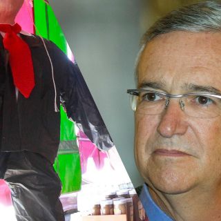 Jóvenes golpean piñata de Salinas Pliego; exigen pague sus impuestos