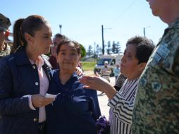 Sheinbaum destacó que, actualmente, el clima permite avanzar más rápido y hacer puentes aéreos hacia las comunidades que aún se encuentran aisladas. ESPECIAL / GOBIERNO DE MÉXICO