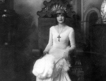 Fue retratada para siempre en unas fotografías muy del estilo de las primeras décadas del siglo XX, con un vestido largo y blanco, un cuello de pavo real, y una cruz en centro del pecho. CORTESÍA