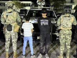 Según las autoridades, el menor portaba una subametralladora tipo Uzi al momento de su detención e intentó accionar el arma para repeler a los elementos de seguridad. CORTESÍA