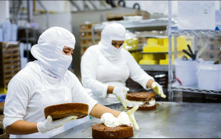 Empleados realizan sus labores en una panadería de Guadalajara. Organismos empresariales prevén una recuperación en la generación de empleo formal durante el cierre del año, pese al reciente descenso registrado en septiembre. ESPECIAL
