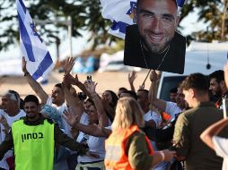 La Plaza de los Rehenes de Tel Aviv estalló en júbilo con las imágenes de las llegadas de los rehenes. EFE / EPA / ATEF SAFADI