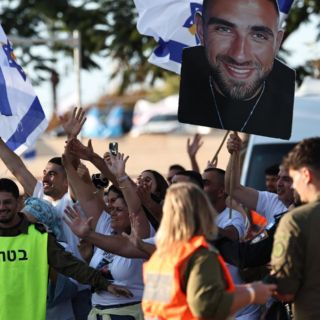 Tel Aviv reacciona a la liberación de rehenes tras dos años de cautiverio (VIDEO)
