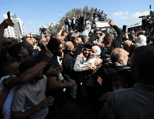 La gente saluda a los presos palestinos liberados a su llegada tras ser puestos en libertad como parte del acuerdo de liberación entre Israel y Hamás, en la ciudad cisjordana de Ramala. EFE / A. Badarneh