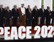 El presidente de EU, Donald Trump, y los jefes de Estado de Egipto, Abdelfatah al Sisi; de Turquía, Recep Tayyip Erdogan; y de Qatar, Tamim bin Hamad Al Than, levantaron el documento con el plan sobre el fin de la guerra iniciada el 7 de octubre de 2023. EFE / Y. Valat