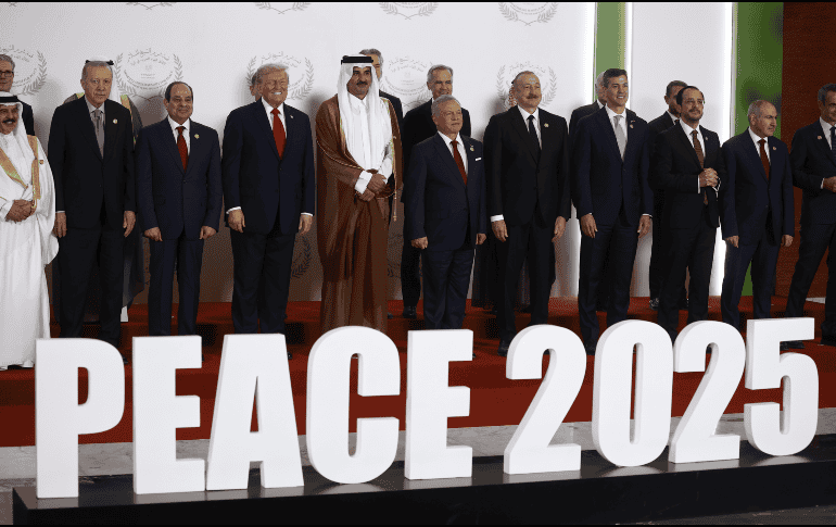 El presidente de EU, Donald Trump, y los jefes de Estado de Egipto, Abdelfatah al Sisi; de Turquía, Recep Tayyip Erdogan; y de Qatar, Tamim bin Hamad Al Than, levantaron el documento con el plan sobre el fin de la guerra iniciada el 7 de octubre de 2023. EFE / Y. Valat