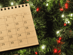 El arbolito navideño es un artículo de decoración que es el deleite para muchos y enciende el espíritu de la temporada. ESPECIAL / CANVA