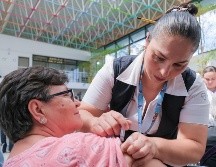 La población objetivo para recibir vacuna contra influenza son niñas y niños de seis meses hasta cuatro años, adultos de 60 años y más, mujeres gestantes, personal de salud y personas de cinco a 59 años con comorbilidades. CORTESÍA