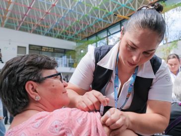 La población objetivo para recibir vacuna contra influenza son niñas y niños de seis meses hasta cuatro años, adultos de 60 años y más, mujeres gestantes, personal de salud y personas de cinco a 59 años con comorbilidades. CORTESÍA