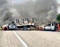 Varios vehículos particulares fueron incendiados para bloquear el paso en tramos carreteros de diversas zonas chiapanecas. ESPECIAL