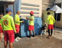 Las autoridades en Puerto Vallarta continúan con la asistencia a las personas afectadas por la tormenta del domingo. FACEBOOK / Protección Civil y Bomberos Puerto Vallarta