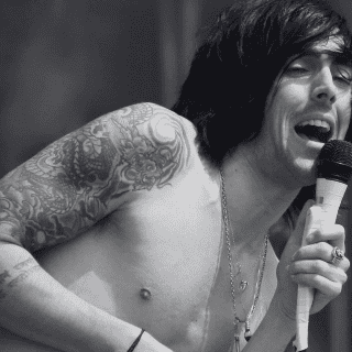 Matan a exvocalista de Lostprophets; cumplía condena por abuso infantil