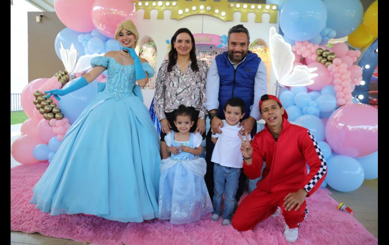 Rodrigo e Isabella López de Nava Calzada, con sus papás Montserrat Calzada y Juan Ángel López de Nava, y los personajes de La Cenicienta y Hot Wheels. GENTE BIEN JALISCO / Revista del 17 de octubre 2025