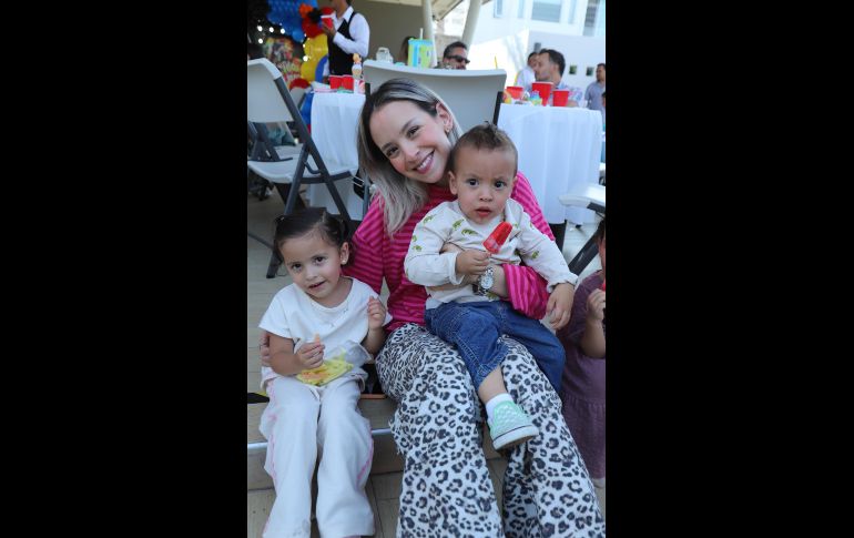 Alessa y Máximo Alvidres con Aylin Chavira. GENTE BIEN JALISCO / C. Jimeno