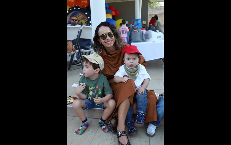 Santiago y Rodrigo Sánchez con Che Eguiarte. GENTE BIEN JALISCO / Revista del 17 de octubre 2025