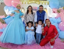 Rodrigo e Isabella López de Nava Calzada, con sus papás Montserrat Calzada y Juan Ángel López de Nava, y los personajes de La Cenicienta y Hot Wheels. GENTE BIEN JALISCO / Revista del 17 de octubre 2025