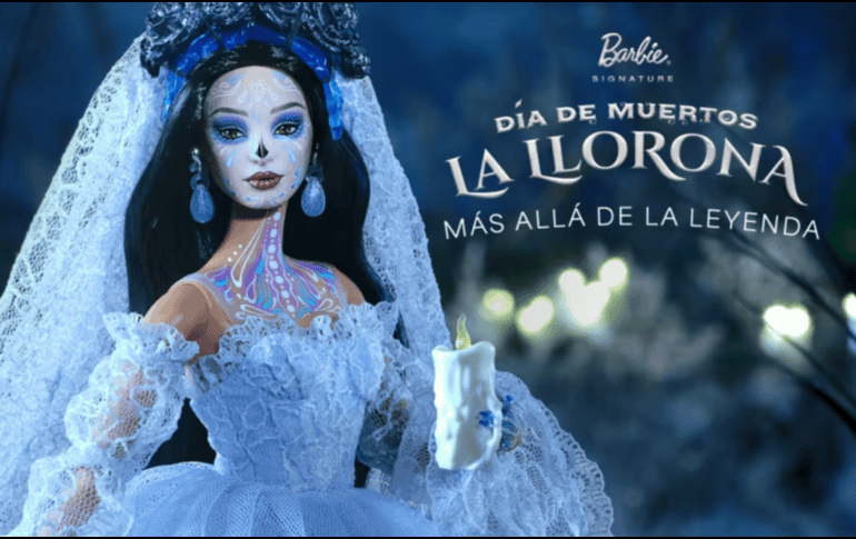 Esta Barbie edición premium luce envuelta en un vestido de delicado encaje blanco, con un fondo azul que logra distinguirse entre las capas y el corsé. CORTESÍA/ Mattel