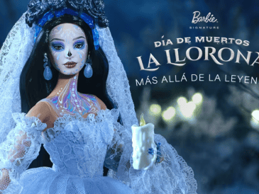 Esta Barbie edición premium luce envuelta en un vestido de delicado encaje blanco, con un fondo azul que logra distinguirse entre las capas y el corsé. CORTESÍA/ Mattel