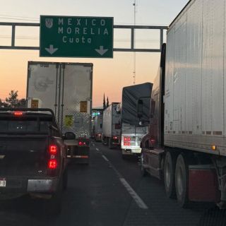 Productores de maíz mantienen bloqueo en km 40 de Guadalajara-Morelia