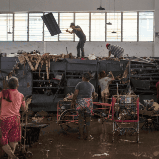 ¿Hay grupos criminales ayudando a damnificados por las lluvias? Esto se sabe