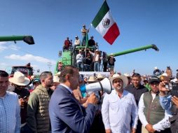 El secretario de Gobierno de Jalisco, Salvador Zamora (centro), sostuvo un acercamiento con los productores de maíz que bloquearon la Carretera Guadalajara-Morelia, con quienes acordó la liberación de la vía. Sin embargo, advirtieron que volverán a bloquearla si la Federación los ignora.ESPECIAL