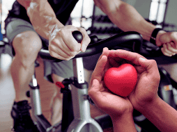 El ejercicio con bicicleta fija mejora el ritmo cardiovascular, entre otros beneficios. ESPECIAL / CANVA