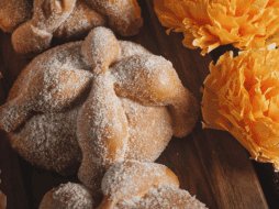 El pan de muerto proviene de culturas prehispánicas como los mexicas y aztecas, quienes utilizaban este pan para honrar a sus difuntos. ESPECIAL