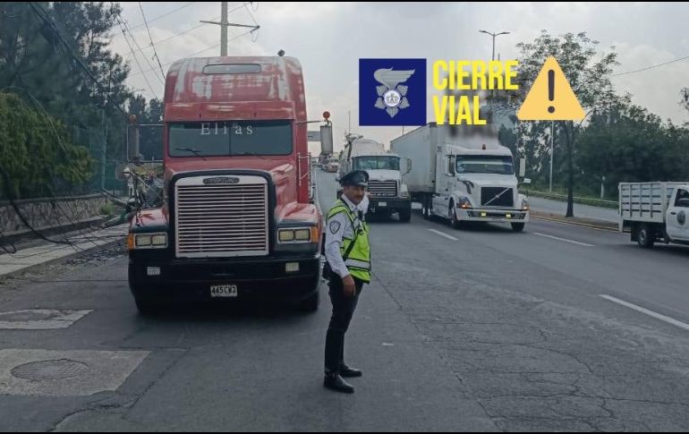 En el cruce se encuentra personal de Policía Vial Jalisco y de CFE. ESPECIAL / FACEBOOK Policía Vial Jalisco