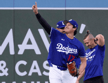 Shohei Ohtani, de los Dodgers, calienta durante el entrenamiento de cara al tercer juego de la Serie de Campeonato de la Liga Nacional en contra de Milwaukee. AP / M. J. Terrill