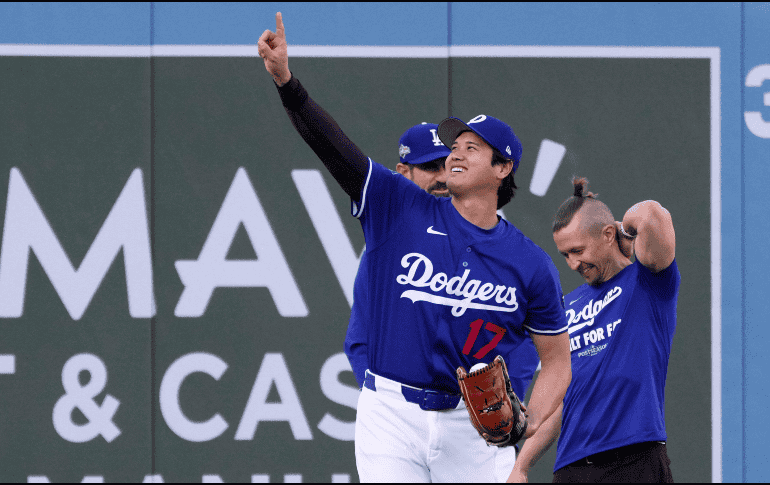 Shohei Ohtani, de los Dodgers, calienta durante el entrenamiento de cara al tercer juego de la Serie de Campeonato de la Liga Nacional en contra de Milwaukee. AP / M. J. Terrill