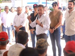 Posterior a la entrega de apoyos, Lemus Navarro realizó un recorrido por la colonia Las Palmas, donde el agua alcanzó hasta el metro y medio de altura en algunas viviendas. CORTESÍA