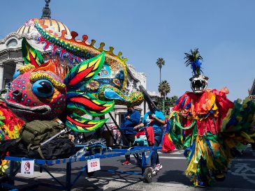 La CDMX se prepara para celebrar una de sus tradiciones más esperadas en este tramo del año: el Desfile de Alebrijes Monumentales, que forma parte de las actividades del Día de Muertos 2025. AFP / ARCHIVO
