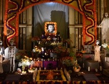 El altar de Día de Muertos no solo es tradición; refleja nuestra cultura y simboliza el recuerdo y homenaje a quienes ya no están. NOTIMEX/ARCHIVO