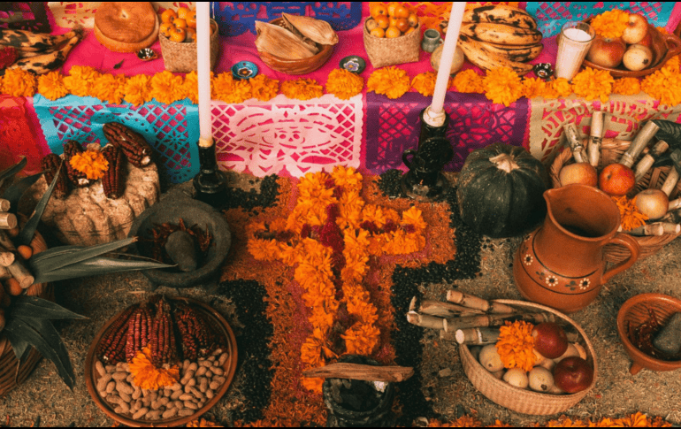 Cada elemento del altar de muertos tiene un significado que conecta a las familias con sus tradiciones y con el ciclo de la vida y la muerte. CANVA