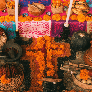 ¿Cuáles son los elementos que se deben incluir en un altar de muertos?