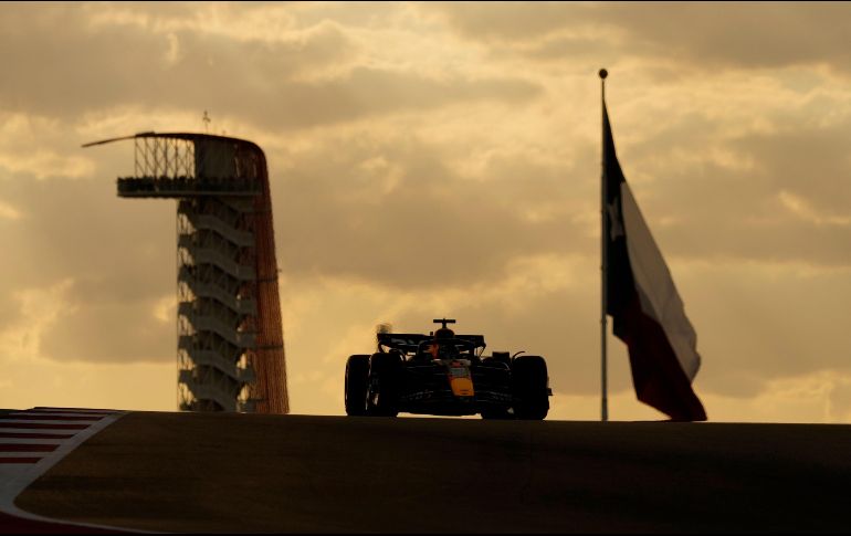 El neerlandés de Red Bull superó a los dos McLaren, encabezados por Lando Norris y Oscar Piastri, quienes parecían tener el control de la sesión hasta que el tetracampeón sacó una vuelta magistral en los segundos finales. AP / E. Gay