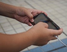 Los estudios demuestran que, además de interferir en el descanso, lo que puede afectar a la salud mental, el empleo intensivo de las redes sociales está relacionado con la soledad, la depresión y la ansiedad. AFP / C. Gardin