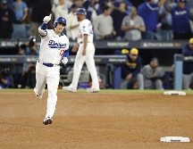 Ohtani conectó tres jonrones y lanzó durante seis entradas, en las que logró 10 ponches sin permitir una sola carrera. EFE / C. Brehman