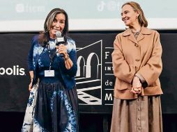 La viuda de George Harrison, al lado de la directora del FICM, Daniela Michel. ESPECIAL