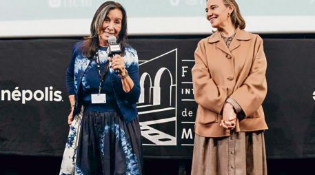 La viuda de George Harrison, al lado de la directora del FICM, Daniela Michel. ESPECIAL