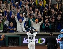 Eugenio Suárez celebra de frente a la afición después de pegar un grand slam. AP/D. Phillip