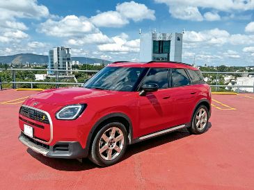 En su interior pueden viajar cómodamente cuatro personas, con espacio para equipaje.ESPECIAL