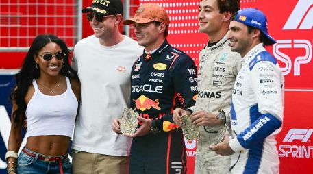 Max Verstappen volvió a demostrar por qué es el tetracampeón del mundo. Detrás de él, George Russell y Carlos Sainz completaron el podio. AFP / J. Watson