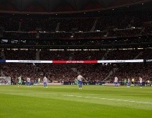 En la imagen, jugadores del Atlético de Madrid y del Osasuna permanecen parados en protesta contra LaLiga. EFE / Sergio Perez