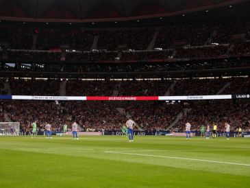 En la imagen, jugadores del Atlético de Madrid y del Osasuna permanecen parados en protesta contra LaLiga. EFE / Sergio Perez