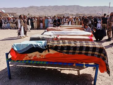 Víctimas de un ataque aéreo paquistaní, son enterradas en Paktika, Afganistán. AP/S. Mashaal