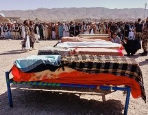 Víctimas de un ataque aéreo paquistaní, son enterradas en Paktika, Afganistán. AP/S. Mashaal